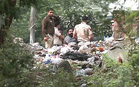 Delhi Police with the accused Aftab Amin Poonawalla (with beard) in a jungle area to recover body parts.