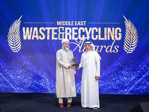 Kinana Jamaluddin (left), the representative of the Sultan al Bohra in the UAE, receiving the award on behalf of the Dawoodi Bohra community in Dubai