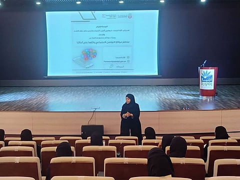 Hend Al Bedwawi, Psychologist at the Family and Child Prosecution in Abu Dhabi, delivering the lecture on “The Dangers of Social Media and their Effects on Children”.