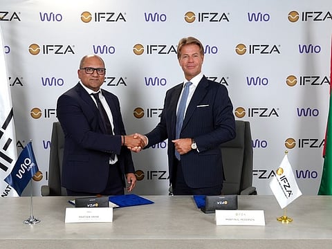 IFZA and Wio Bank signing ceremony with Wio Chief Commercial Officer, Prateek Vahie, and IFZA Chairman, Martin G. Pedersen