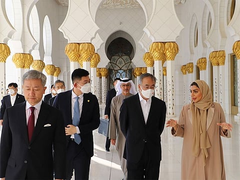 Dr. Yousif Al Obaidli accompanied Hu Chunhua on a tour of the mosque's halls and external corridors.