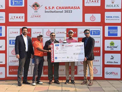 Manu Gandas currently leading the TATA Steel PGTI Rankings, here receiving his winners cheque at the SSP Chawrasia Invtl 2022 presented by TAKE