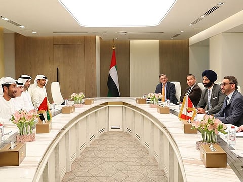 Abdullah bin Touq Al Marri, Minister of Economy, with the visiting delegation led by Omar Alghabra, Canadian Minister of Transport, at the headquarters of the Ministry of Economy in Dubai.