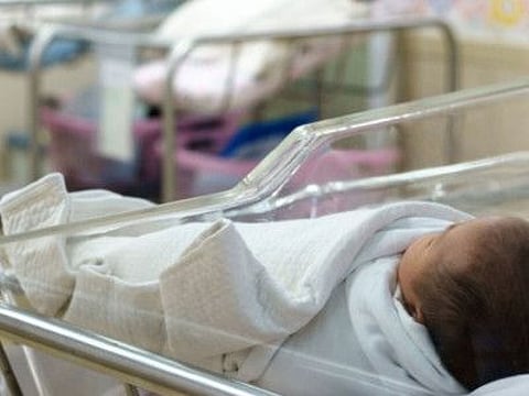 Following childbirth, newborn's parents will receive a notification from the health-care facility prior to being notified about the registration and login procedures to register the birth.