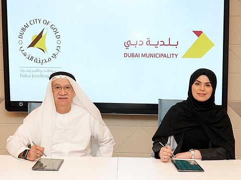 Alia Al Harmoodi (R), acting CEO of the Environment, Health and Safety Agency at the Municipality, and Muhammed Tawfiq Muhammed Taher Abdullah Al Muhtadi, general manager of DGJG signing the MoU