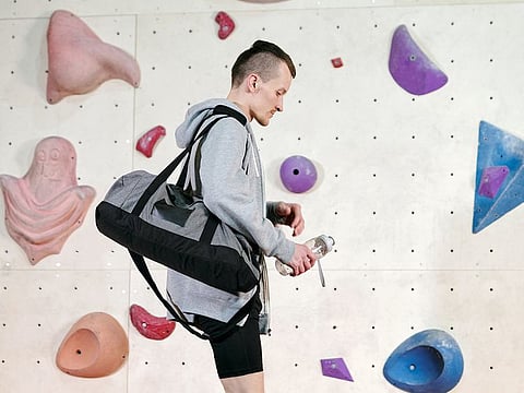 Store your sweaty clothes and trainers in bags with dedicated ventilation and easy-to-wipe fabric.