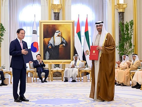 President His Highness Sheikh Mohamed bin Zayed Al Nahyan and Yoon Suk Yeol, President of the Republic of Korea, witnessing the exchange of MoUs.