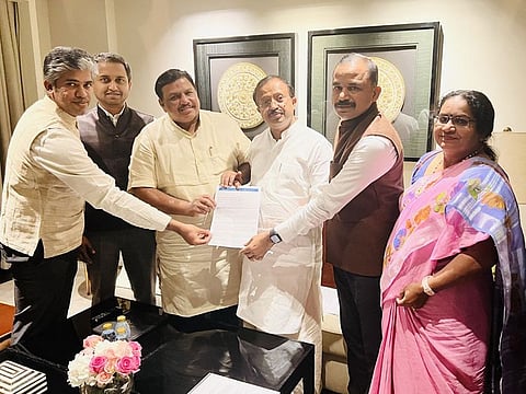 Indian minister V. Muraleedharan receiving the memorandum of concerns from Indian Cultural Forum members in the UAE.