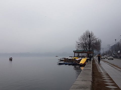Spread across 18 square kilometres, the Dal Lake is surrounded by the city of Srinagar with 15 kilometres of boulevard.