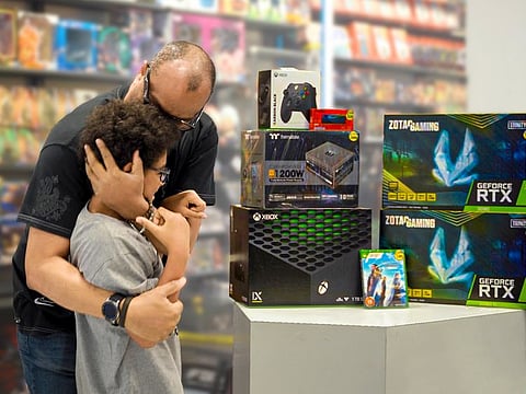 Ethan, the lucky winner of Geekay's "Ultimate Shopping" lucky draw