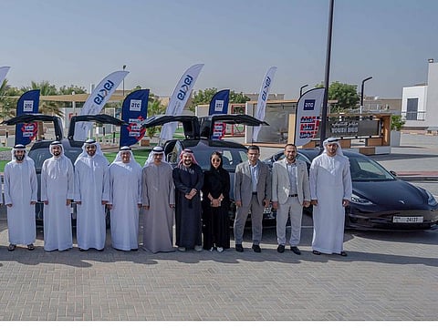 RAKTA and RTA officials in front of limos at the signing ceremony