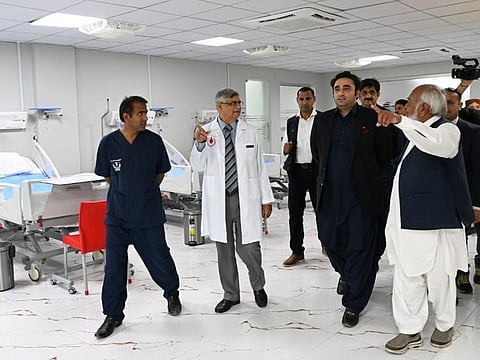 Foreign Minister, Bilawal Bhutto Zardari, inspects the new lung transplant facility in Gambat after inaugurating it. To his right is Dr. Bhatti.