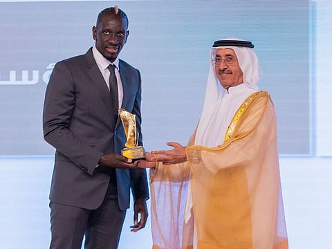 Sheikh Hasher awarding Mamadou Sakho with the Sport Footprint award.