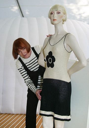 (FILES) In this file photo taken on June 17, 2004, British stylist Mary Quant dresses a model in an outfit, in Paris. - Fashion designer Dame Mary Quant has died aged 93, her family said, April 13, 2023. (Photo by PIERRE VERDY / AFP)