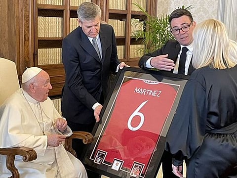 The Mayor of Greater Manchester, @AndyBurnhamGM, has today presented @Pontifex with a @LisandrMartinez shirt.