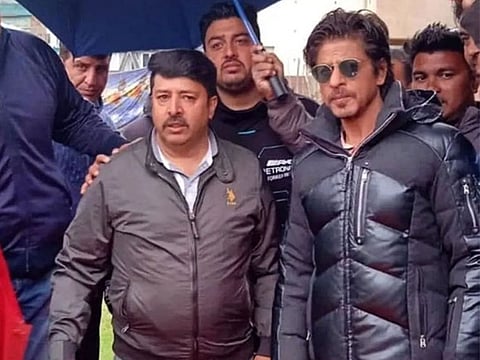 Shah Rukh Khan with a fan in Kashmir