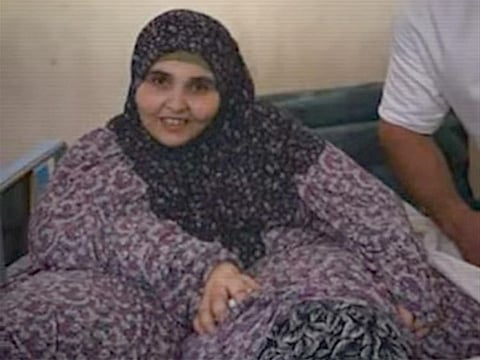 Overwhelmed with emotion, the woman expressed her happiness at finally being able to leave her home after years of isolation and suffering caused by her obesity.