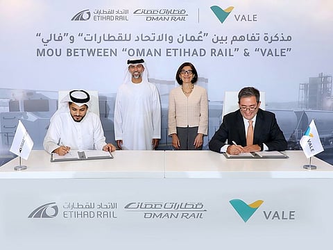 The MoU was signed by Ahmed Al Musawa Al Hashemi, CEO of the Oman and Etihad Rail Company, and Rogerio Nogueira, Director of Business Development at Vale.