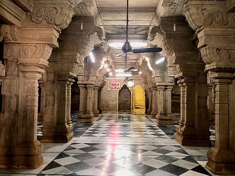 Inspired by the architecture of the famous Ramanathaswamy Temple in Rameswaram, the Kilakarai Juma Masjid is one of the most striking examples of India’s cultural harmony.