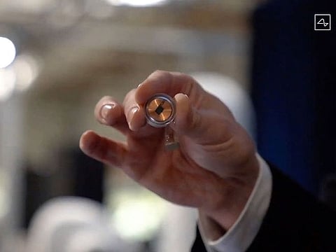 The Neuralink disk implant held by Elon Musk during the presentation on August 28, 2020.