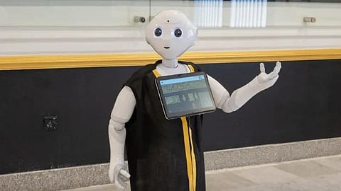 Al Ekhbariya TV showed the robot welcoming and briefing visitors to the King Abdulaziz Complex for the Holy Kaaba Kiswa.