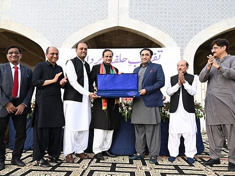 New Mayor of Karachi, Barrister Murtaza Wahab, with symbolic key of the city. PPP Chairman and Foreign Minister Bilawal Bhut-to Zardari and Sindh Chief Minister Syed Murad Ali Shah also shown..