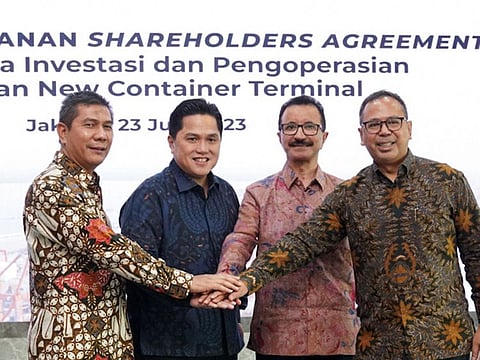 The agreement was signed by Sultan Ahmed Bin Sulayem, Group Chairman and CEO of DP World, Arif Suhartono, President Director of PT Pelabuhan Indonesia (Persero), and Ridha Wirakusumah, CEO of Indonesia Investment Authority.