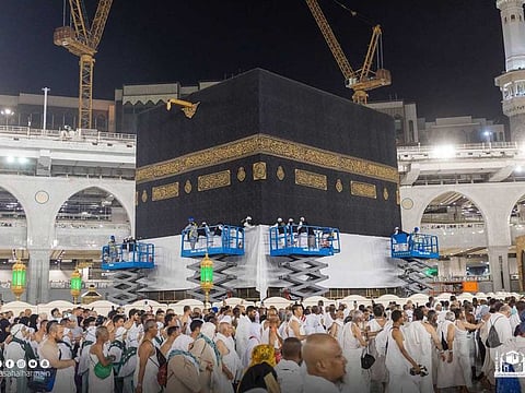 The General Presidency of the Grand Mosque and the Prophet’s Mosque, alongside the King Abdul Aziz Complex for Holy Kaaba Kiswa, has confirmed readiness for the task of changing the drapery.