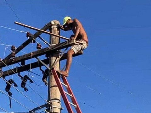 A fugitive climbed on an electric pole while escaping from the police in the town of Itabira, Brazil.