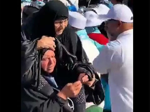 A video featuring a woman carrying her elderly mother on her shoulders to offer prayers at the Prophet's Mosque in Medina, Saudi Arabia, has garnered much interest on social media platforms.