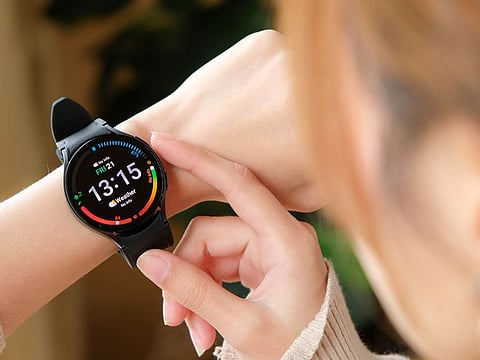 By leveraging Galaxy Watch’s BioActive Sensor, the sleep apnea feature monitors blood oxygen levels during sleep and identifies moderate to severe obstructive sleep apnea by analysing how the detected blood oxygen values change to apnea/hypopnea, then estimates Apnea-Hypopnea Index (AHI).
