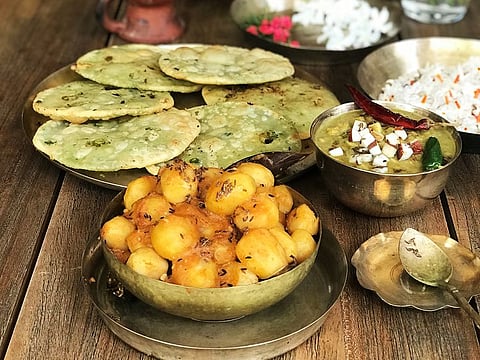 Koraishutir Kochuri, Cholar Dal and Niramish Aloor Dum