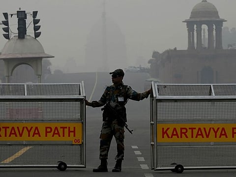 A security personnel stand guard on Kartavya path amid heavy smog in New Delhi on Nov. 4, 2023. New Delhi’s pollution hit hazardous levels on Friday, forcing the city to shut schools and impose emergency measures, and prompting public criticism from Indian business executives over the government’s handling of the situation