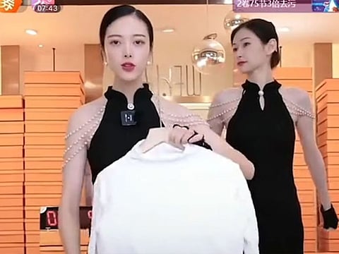 Viral: Live streamer promotes items for 3 seconds