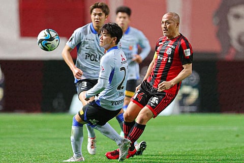 Hokkaido Consadole Sapporo's Shinji Ono (rght) in action during the J. League match against Urawa Red Diamonds in Sapporo, Hokkaido Prefecture on Sunday.