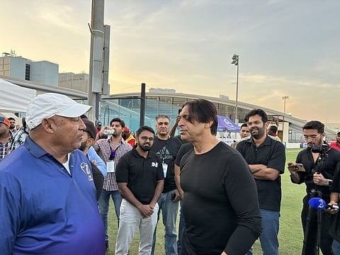 Shoaib Akhtar speaks to former Pakistan opener Mudassar Nazar after UAE's win against Sri Lanka in Dubai on Monday.
