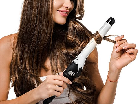 Wireless hair curlers can be either automatic or manual. Nevertheless, their cord-free use makes them the best travel companions.