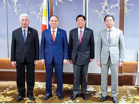 Philippine President Ferdinand Marcos Jr (3rd right) met in Hanoi on Monday Vingroup executives led by Chairman Pham Nhat Vuong (2nd from left) and Nguyen Viet Quang, Vice chairman and CEO of the company. Officials including Fred Pascual (left) of the Philippines Department of Trade and Industry, joined Marcos Jr during his Vietnam state visit