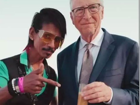 Bill Gates enjoys a cup of tea made by Dolly chaiwala