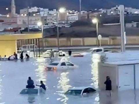 Al Eis Governorate in the Medina region experienced particularly severe rainfall, which led to the formation of powerful torrents that overflowed reefs and valleys.