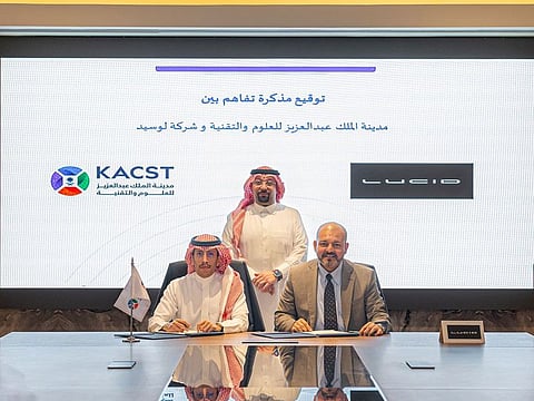 Senior Vice President of KACST for Research and Development Sector, Dr. Talal bin Ahmed Al-Sudairi, and the Vice President and Managing Director of Lucid Middle East, Mr. Faisal Sultan, in the presence of the President of KACST, Dr. Mounir bin Mahmoud Al-Desouki.