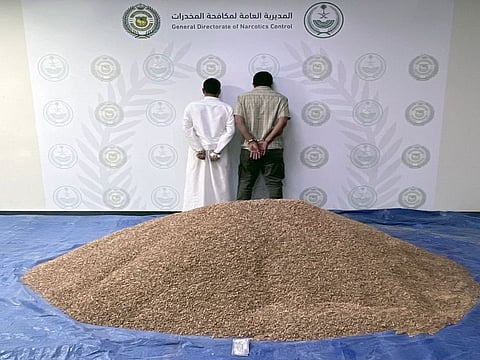 The kingdom’s General Directorate of Narcotics Control reported that a Yemeni resident and a displaced expatriate were apprehended after the seizure in Riyadh.