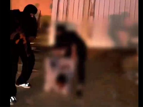 Police arresting one of the thieves in Riyadh.