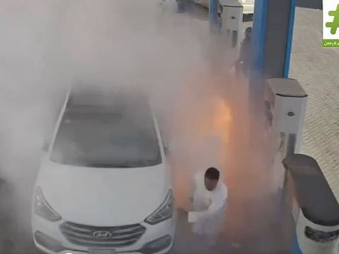 The situation escalated quickly as the car’s owner and other customers fled the scene for safety.