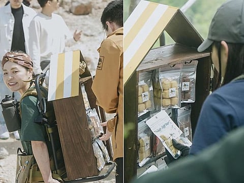 Tekuteku-san sells cookies to fellow hikers