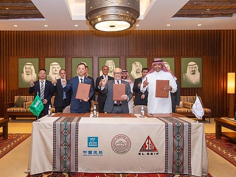 From left: Chuanhai Wei, CEO of China State Construction Engineering Corporation Limited KSA Branch, Jerry Inzerillo, Diriyah Company Group CEO, and Ahmed Al Bassam, CEO of El Seif Engineering Contracting, officially signed contracts for the work on the Northern District Construction Contract.