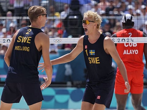 Sweden's David Ahman and Jonatan Hellvig booked a place in the semi-finals by thrashing opponents Evandro Goncalves Oliveira Junior and Arthur Diego Mariano Lanci of Brazil in straight sets.