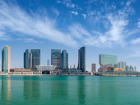 The Abu Dhabi Department of Economic Development (ADDED) announced the addition of 30 new activities to the Freelancer Licence. This expansion offers UAE nationals and residents a wider range of opportunities to pursue their entrepreneurial dreams