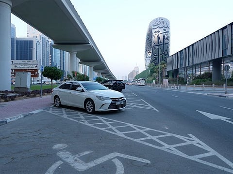 The electronic linkage allows People of Determination to use parking spaces allocated to them in both Abu Dhabi and Dubai without the need to display paper permits, thereby making their movement between the two emirates easier and improving their use of public facilities.