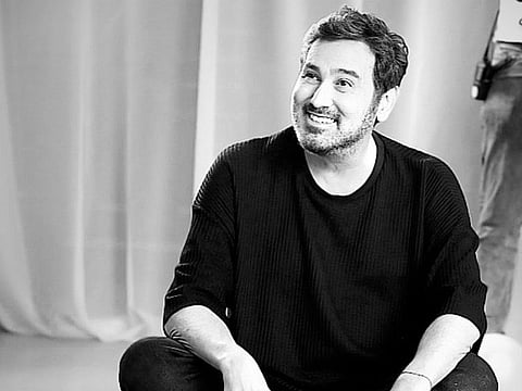 Turkish singer Metin Arolat collapsed on stage after suffering a heart attack.